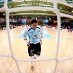 El portero Jesús Herrero se dirige a su portería