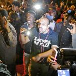 Manifestantes se enfrentan a la Policía en el lugar donde murió el joven