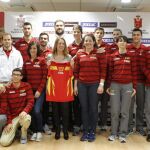 La directora general de Deportes del CSD, Ana Muñoz (c), ayer, junto a los 13 deportistas que componen la selección española que participará este fin de semana en los Mundiales de atletismo en pista cubierta de Sopot (Polonia).