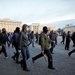 En 2014, manifestante prorrusos gritan consignas y se enfrentan a manifestantes ucranianos en Járkov