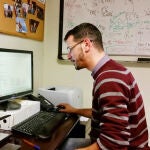 Investigador de la Universidad de Jaén realizando pruebas