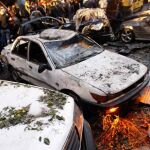 Fuerzas de seguridad libanesas trabajan en el lugar donde se ha registrado la explosión de un coche bomba en el barrio de Haret Hareik, en el sur de Beirut