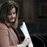 Fátima Báñez, durante su intervención hoy en la sesión de control al Gobierno en el pleno del Congreso de los Diputados.