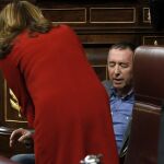 El diputado Joan Baldoví, de Compromis-Equo, se sienta tras sufrir un mareo en la tribuna de oradores.