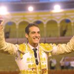 Pepe Moral, a hombros por la puerta principal de La Maestranza, con las dos orejas del sexto en la mano