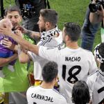 TERNURA. Casillas, con su hijo Martín en brazos, celebró la Décima en el Bernabéu con el resto de compañeros