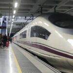 Vista de un tren AVE en la estación de Girona.