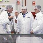 El presidente Herrera visita junto a Tomás Villanueva, entre otros, la planta de la empresa Aran Europe en la localidad vallisoletana de Villanubla
