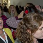 Momento en que las jóvenes eran expulsadas de la sala tras interrumpir al Ministro Gallardón.