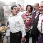 León de la Riva y Mercedes Cantalapiedra bromean con un asador de Castilla y León