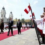 El presidente del Ejecutivo español, Mariano Rajoy (c), pasa revista a las tropas en Lima, donde ha sido recibido hoy en el Palacio de Gobierno por el presidente de Perú, Ollanta Humala
