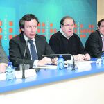 El vicesecretario de Organización del PP, Carlos Floriano, junto al presidente Herrera, Fernández Mañueco y Alicia García