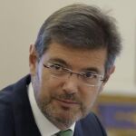 El nuevo ministro de Justicia, Rafael Catalá Polo, al inicio hoy de la reunión extraordinaria del Consejo de Ministros, presidida por el jefe del Ejecutivo, Mariano Rajoy