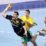 El pivote de España Gedeón Guardiola Villaplana (i) , durante el partido correspondiente a la primera fase, grupo D, del Mundial de Balonmano España 2013 disputado hoy en la Caja Mágica de Madrid. EFE/Juan Carlos Hidalgo