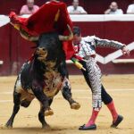 Pase de pecho de Diego Urdiales, durante su faena al primero de la tarde