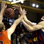 Clark (i), del Montakit Fuenlabrada, intenta taponar Ante Tomic, del Barcelona