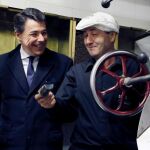 Ignacio González en una visita a una empresa de café de Alcorcón