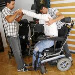 Los pacientes con ELA presentan una debilidad de los músculos respiratorios que les obliga a recibir ayuda para poder respirar y toser correctamente