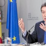 El portavoz y consejero de la Presidencia de la Junta, José Antonio de Santiago-Juárez, explica, con detenimiento, el Anteproyecto de Ley de Ordenación, Servicios y Gobierno del Territorio