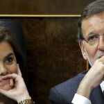 Mariano Rajoy, junto a la vicepresidenta, Soraya Sáenz de Santamaría, durante el pleno del Congreso de los Diputados.