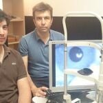 Juan Tabernero y Pablo Artal junto al instrumento con cámara ultrarrápida que han creado para estudiar los movimientos del cristalino