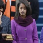 Barack Obama ura su cargo ante dos Biblias (uno usado hace 150 años por Abraham Lincoln y otro propiedad del activista afroamericano Martin Luther King Jr) junto a su mujer Michelle Obama y sus hijas Malia y Sasha