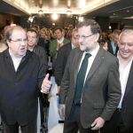 El PP de Castilla y León apoya sin fisuras a Rajoy en el Caso Bárcenas. En la imagen, Herrera bromea con el presidente del Gobierno en la pasada Interparlamentaria del PP en Salamanca, junto a Arenas y González Pons