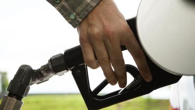 La tendencia descendente queda clara al observar que el precio medio de la gasolina se ha abaratado el 0,29 % en un mes.