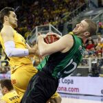 El pívot del Herbalife Gran Canaria Levon Kendall (i) pelea un balón con Albert Miralles, del FIATC Joventut