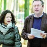 El portavoz del PSOE, Juan Espadas, y la concejala Mercedes de Pablos presentan junto a miembros de la Asociación Con Bécquer en Sevilla, la moción socialista en homenaje al poeta en el centenario de la llegada de sus restos.