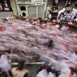 TEÑIDA DE ROJO. Pamplona vivirá desde este mediodía una continua fiesta hasta el 14 de julio
