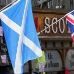 LAS DOS BANDERAS, la británica y la escocesa, ayer en Edimburgo, que visitó George Osborne
