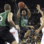 Demond Mallet (c) intenta un lanzamiento ante el pívot del Real Madrid Felipe Reyes
