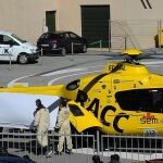 Fernando Alonso, en el momento de ser trasladado en helicóptero al hospital