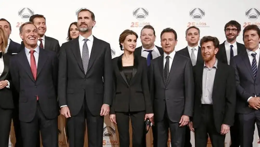 De izquierda a derecha, Lourdes Maldonado, Arturo Valls, Jorge Fernández, Susanna Griso, Roberto Brasero, Silvio González, Manu Sánchez, Esther Vaquero, Don Felipe y Doña Letizia, Alberto Chicote, Matías Prats, Vicente Vallés, Pablo Motos, Juanra Bonet, Manel Fuentes y José Creuheras en la fiesta del XXV aniversario de Antena 3 el pasado jueves