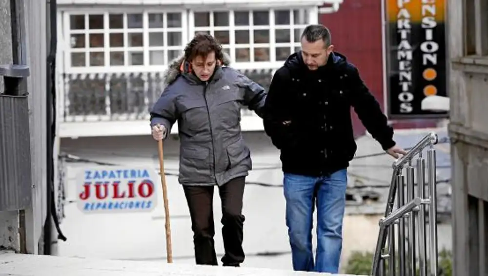 Teresa Romero y su marido Javier Limón dan un paseo por las calles de Becerreá, en Lugo. Según se aprecia, la auxiliar aún no se ha recuperado