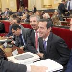 El consejero de la Presidencia, José Antonio de Santiago-Juárez, dialoga con el ministro Cristóbal Montoro