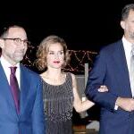 Don Felipe y Doña Letizia, junto al embajador de EE UU en España, James Costos, y su pareja, Michael Smith
