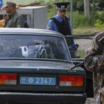 KIV71. DONETSK (UCRANIA), 14/05/2014.- Unos militantes prorrusos hacen guardia en un puesto de control en Donetsk (Ucrania) hoy, miércoles 14 de mayo del 2014. La autoproclamada "república popular de Donetsk"anunció hoy la creación de su propio órgano legislativo, que en su primera reunión aprobó un proyecto de Constitución para esta región prorrusa que proclamó su independencia de Ucrania. EFE/Photomig