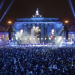 Miles de ciudadanos han visto el espectáculo que conmemora el 25 aniversario de la caída del Muro.