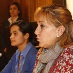 Montserrat González, en una imagen de archivo (izqu). Isabel Carrasco y Montserrat Triana Martínez, en 2010 (drch.)