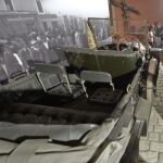 Visitantes fotografían el "coche de Sarajevo".