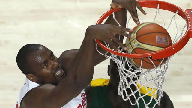 Ibaka machaca la canasta ante Pape Badji