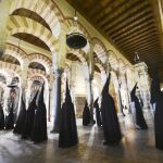 Procesión de la Hermandad y Cofradía del Santísimo Cristo del Amor en la mezquita de Córdoba el pasado domingo