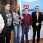Villarrubia junto con militantes del partido ayer en Béjar