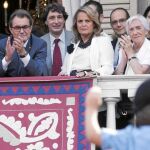 Mas disfruta ayer de los actos de la Mercè, mientras un grupo de ciudadanos se manifiesta en los aledaños contra sus políticas
