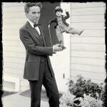 Charles Chaplin, en 1917, sostiene un muñeco con su propia figura