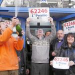 Un grupo de agraciados celebran su suerte en Barcelona