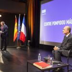 El presidente del Centro Pompidou, Alain Seban , y el alcalde de Málaga, Francisco de la Torre, durante la presentación del Centro Nacional de Arte y Cultura Georges Pompidou de Málaga