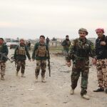 Miembros de las fuerzas kuras de seguridad patrullan cerca del monte Sinyar.